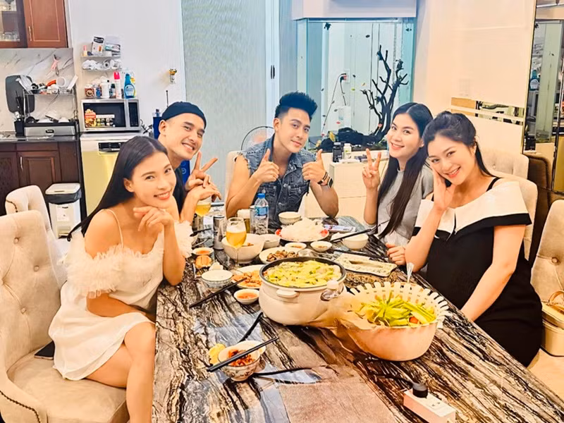 "Hiện tại, cả hai vợ chồng đều sống và làm việc tại Việt Nam và nhóc tỳ cũng sống cùng ba mẹ. Sau này con có học giỏi không, có đi du học không thì mọi thứ ở tương lai. Hiện tại, mình làm mọi thứ tốt nhất để con mình có một môi trường học tập tốt ở Việt Nam", Saostar dẫn lời Thúy Diễm.