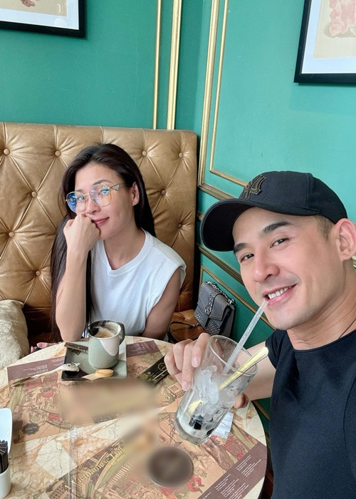 Cặp đôi đi hẹn hò sau khi đưa con trai đến trường.