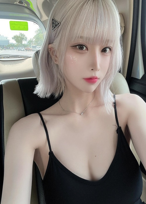 Mỗi bài đăng của cô nàng trên Instagram thu hút đến chục nghìn người thích, chia sẻ.