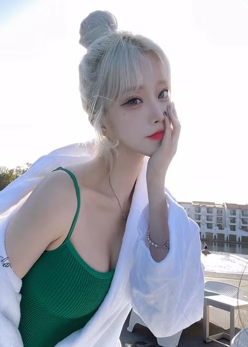 Hot girl sinh năm 1998 hiện tại hẹn hò một chàng trai người Hàn Quốc.