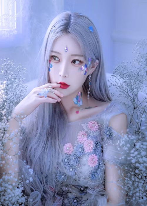 Sở hữu làn da trắng, hot girl xinh đẹp nhuộm tóc màu nào cũng gây ấn tượng.