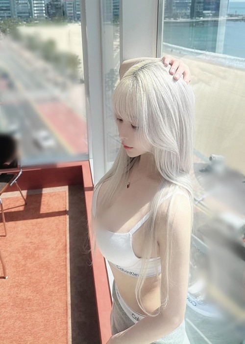 Gini có lượng fan đông đảo nhờ vẻ ngoài như búp bê với gương mặt xinh xắn, thân hình gợi cảm, làn da trắng sứ.