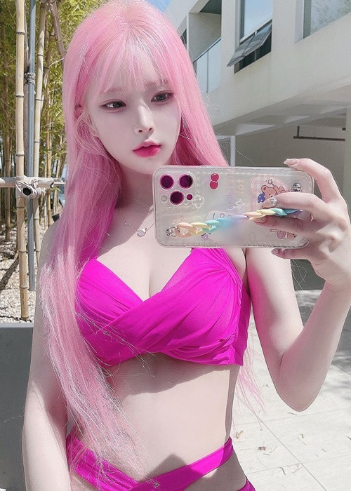 Vẻ ngoài của hot girl Hàn Quốc khiến nhiều người phải mê đắm.