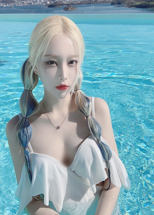 Phong cách thời trang của cô nàng đa dạng, lúc kín đáo khi thì quyến rũ hoặc trẻ trung, cá tính.