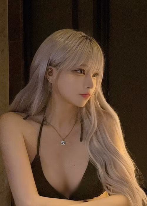 Ngoài làm người mẫu ảnh, Gini còn làm Youtuber.