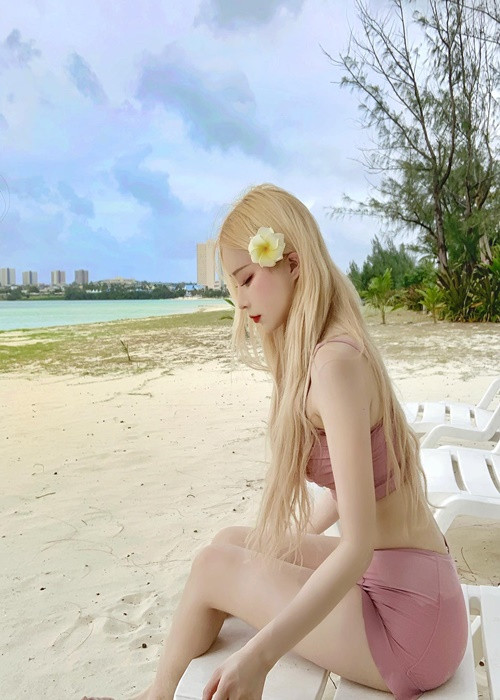 Gini khoe dáng thon gọn trong trang phục áo tắm.