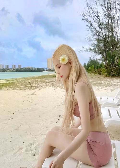 Gini khoe dáng thon gọn trong trang phục áo tắm.