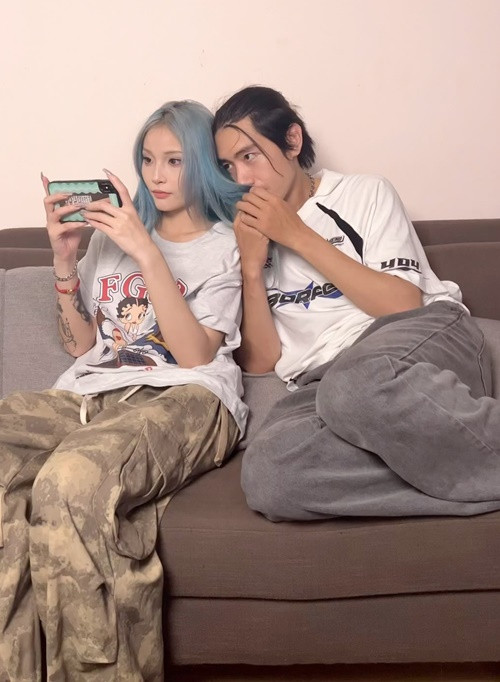 Quang Đăng đăng tải một clip hài hước bên bạn gái kèm chú thích: "Khi tôi chợt nhận ra mình là đàn ông".