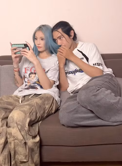 Quang Đăng đăng tải một clip hài hước bên bạn gái kèm chú thích: "Khi tôi chợt nhận ra mình là đàn ông".