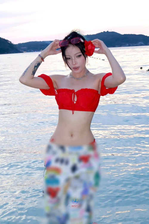 Yee Pink trẻ trung, cá tính với nhiều hình xăm trên người.