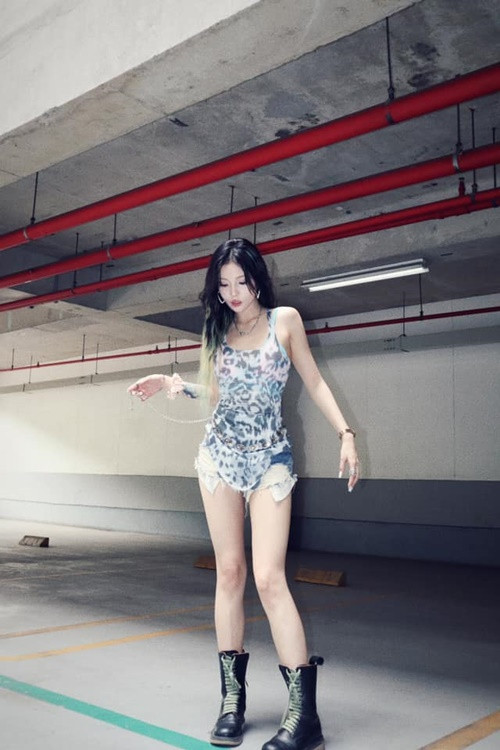 Yee Pink thường xuyên đăng tải các clip dạy nhảy, hướng dẫn phối đồ, chụp ảnh, trang điểm.