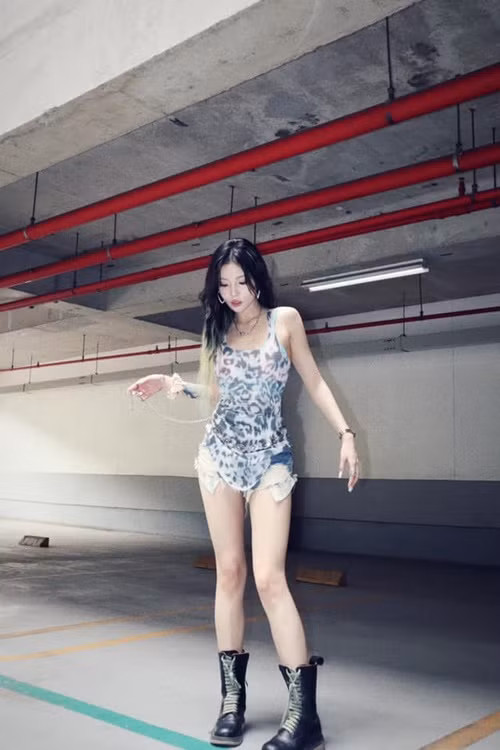 Yee Pink thường xuyên đăng tải các clip dạy nhảy, hướng dẫn phối đồ, chụp ảnh, trang điểm.