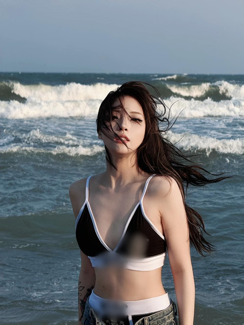 Bạn gái Quang Đăng khoe vẻ gợi cảm với mốt lộ nội y.