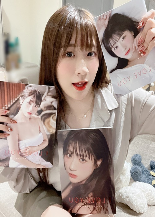 Mika từng ra một số bộ sách ảnh.