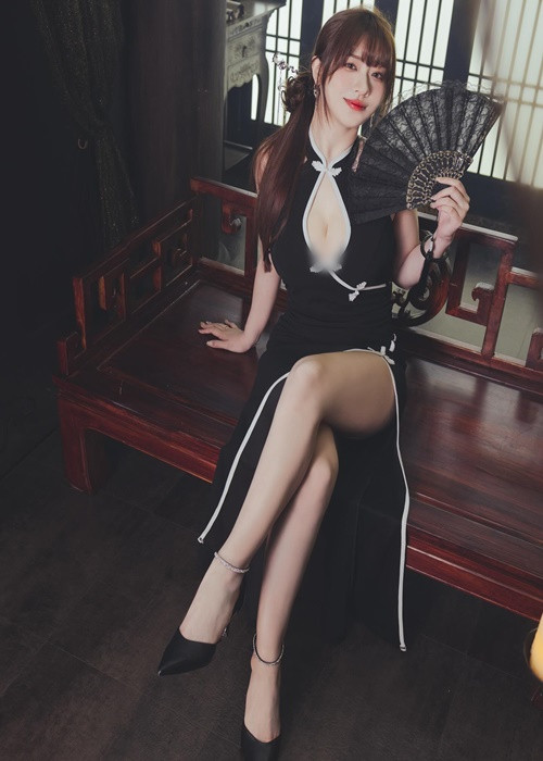 Ngoài làm người mẫu tự do, hot girl sinh năm 1997 còn là Youtuber.