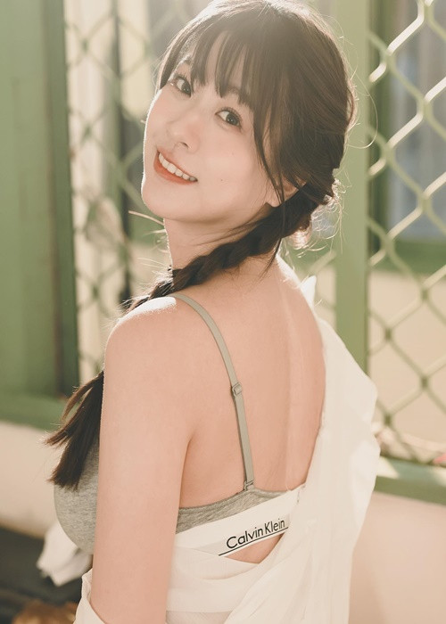 Trên Youtube, cô nàng thường đăng tải các video về cuộc sống đời thường của mình. Các clip thu hút đến chục nghìn lượt tương tác.