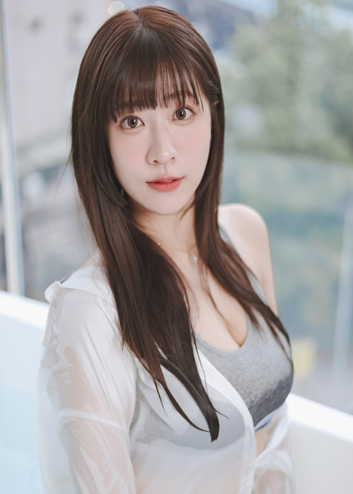 Trước đó, Mika cũng nhận được sự chú ý của fan khi đăng ảnh ướt át khi tắm bồn.