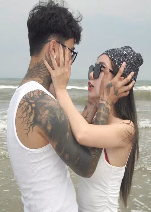 Đi kèm với loạt ảnh, Bảo Ngọc viết: "Anh đừng nghĩ hình mình chán vì em để làm màn hình chính".