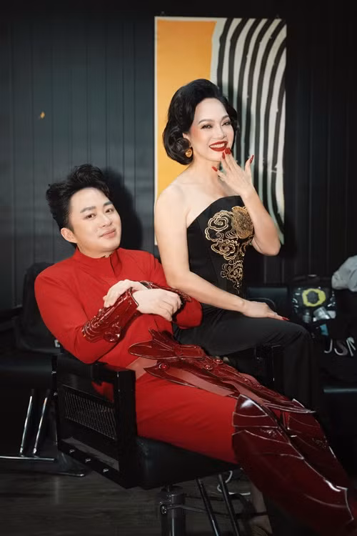 Mỗi khi tham gia các dự án nghệ thuật, sự kiện giải trí, Lê Khanh mặc lộng lẫy, trang điểm kỹ lưỡng. Ảnh: FBNV.