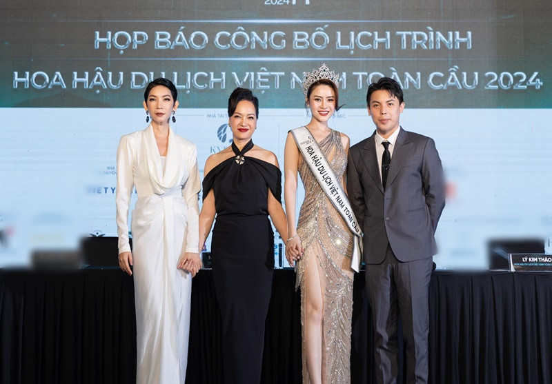 NSND Lê Khanh làm giám khảo nhiều cuộc thi nhan sắc. Ảnh: FBNV.