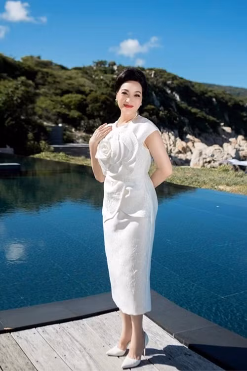 "Tôi biết thẩm mỹ giờ không có gì là xấu, thẩm mỹ cũng là cách giúp mình trở nên xinh đẹp, tự tin hơn. Tuy nhiên, tôi là người rất nhát, rất sợ đau nên không đủ can đảm để bước chân vào thẩm mỹ. Hơn nữa, tôi là người tôn trọng giá trị thuộc về tự nhiên", Lê Khanh nói. Ảnh: FBNV.