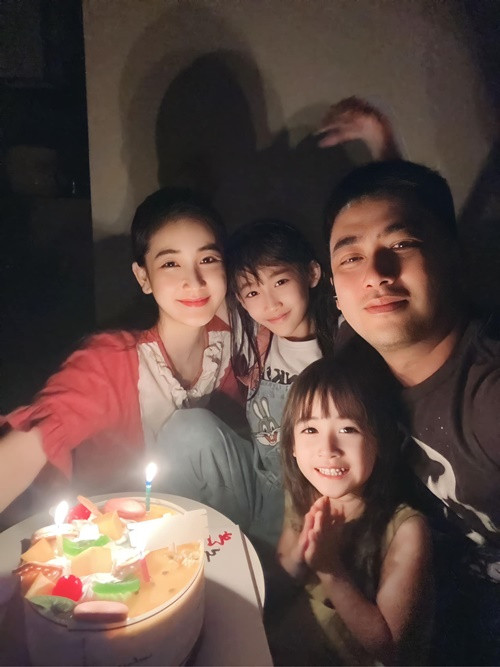 Năm 2023, Bảo Anh nhắn nhủ vợ: "Anh luôn dành những gì tốt đẹp cho em, những điều tốt đẹp nhất mà anh có lại chính là em. 10 năm ngày cưới. Yêu em”.