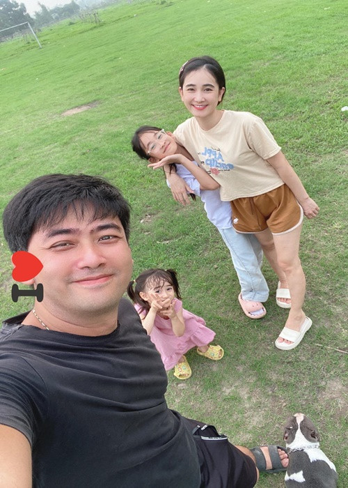 Khi không bận đóng phim, Bảo Anh dậy từ sớm đi chợ, nấu cơm cho vợ con.