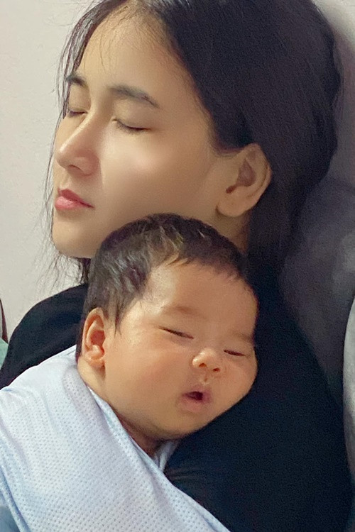 Sinh nhật vợ, Bảo Anh bày tỏ; “Cô ấy đã ba con, cô ấy gần như không phấn son, cô ấy đơn giản và cô ấy vẫn đẹp hơn bất kỳ thiếu nữ 18 đến 33 nào mà tôi biết. ‘Em à, thời gian này chắc chắn anh không thể trọn vẹn được nhiều điều. Yêu em’. Chúc mừng sinh nhật vợ của anh”.