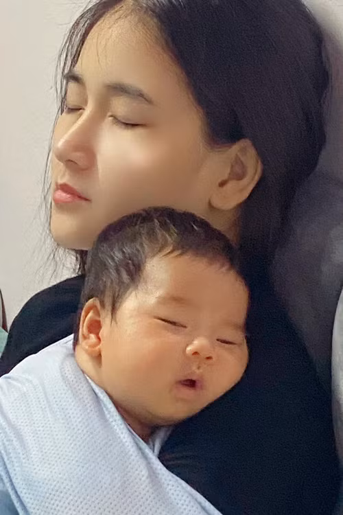 Sinh nhật vợ, Bảo Anh bày tỏ; “Cô ấy đã ba con, cô ấy gần như không phấn son, cô ấy đơn giản và cô ấy vẫn đẹp hơn bất kỳ thiếu nữ 18 đến 33 nào mà tôi biết. ‘Em à, thời gian này chắc chắn anh không thể trọn vẹn được nhiều điều. Yêu em’. Chúc mừng sinh nhật vợ của anh”.