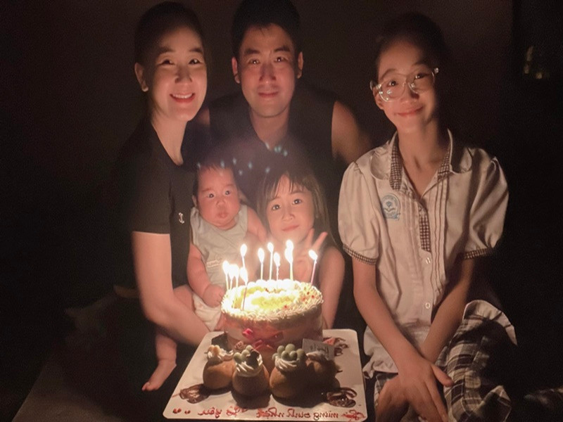 “Tròn 11 năm kể từ cái thời khắc chính thức nhận lời yêu nhau! Anh yêu em”, Bảo Anh từng viết.