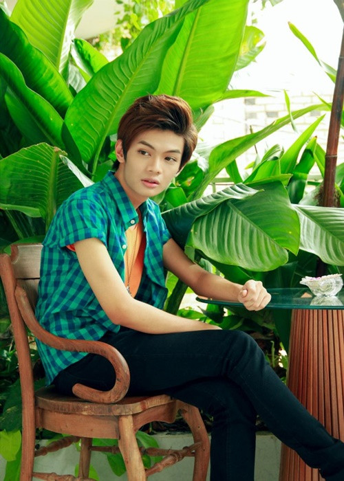 Giọng ca sinh năm 1993 có vẻ ngoài thư sinh, trắng trẻo vào năm 2012.