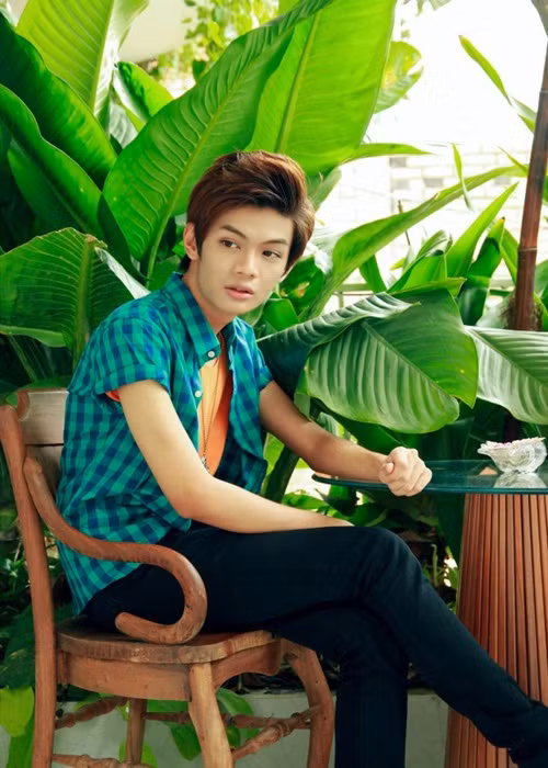 Giọng ca sinh năm 1993 có vẻ ngoài thư sinh, trắng trẻo vào năm 2012.