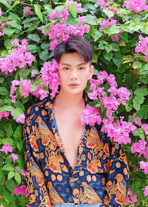 Sau khi vào showbiz, Đào Bá Lộc thường xuyên trang điểm kỹ lưỡng, diện trang phục unisex và tạo dáng khá e lệ mỗi khi chụp ảnh.