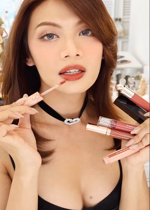 Gương mặt của Luna Đào ngày càng xinh. Nhờ khéo chăm sóc da, cô càng trang điểm càng đẹp.