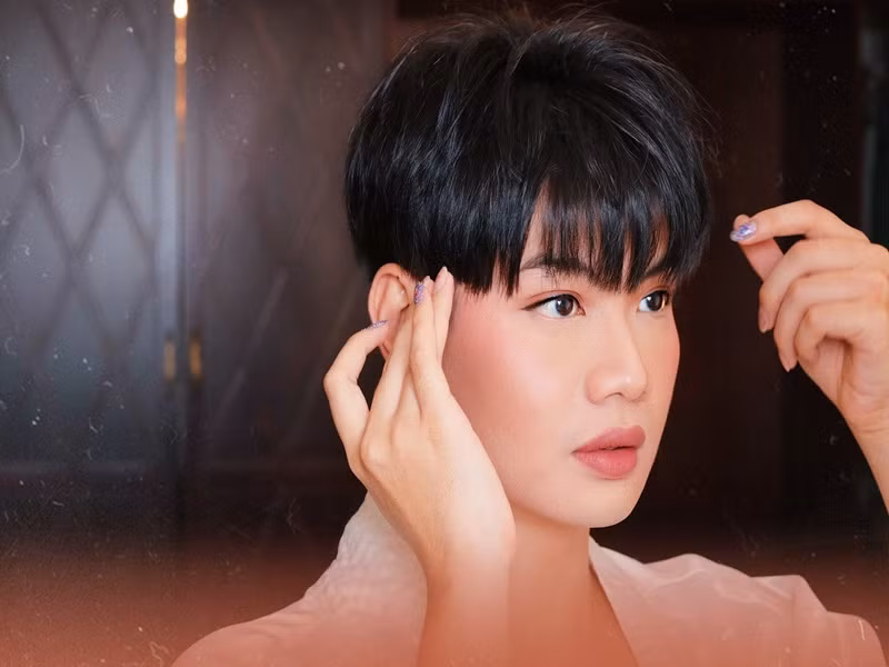 Năm 2017, giọng ca sinh năm 1993 thừa nhận là người đồng tính.