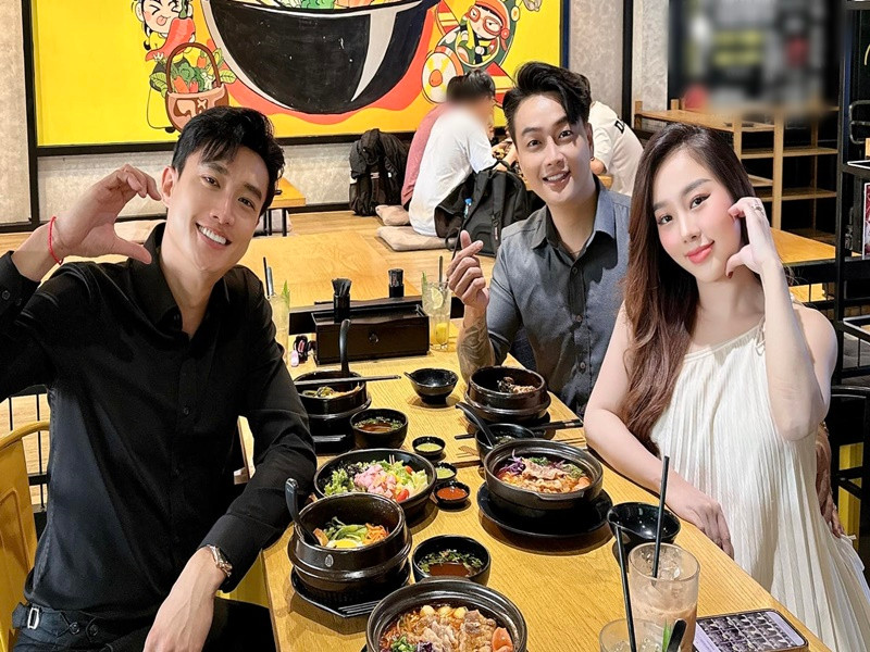 "Anh không bao giờ mà kêu tôi phải nấu cái này hay cái kia cho anh. Tôi thích làm gì thì làm. Hôm nào, tôi thấy anh ăn ở ngoài tội nghiệp quá thì tôi sẽ nói: "Chồng ăn gì, vợ làm cho chồng ăn". Nhưng thực ra, tôi cũng không biết nấu quá nhiều món đâu, chỉ biết mấy món đơn giản thôi", Nhung Babie chia sẻ.