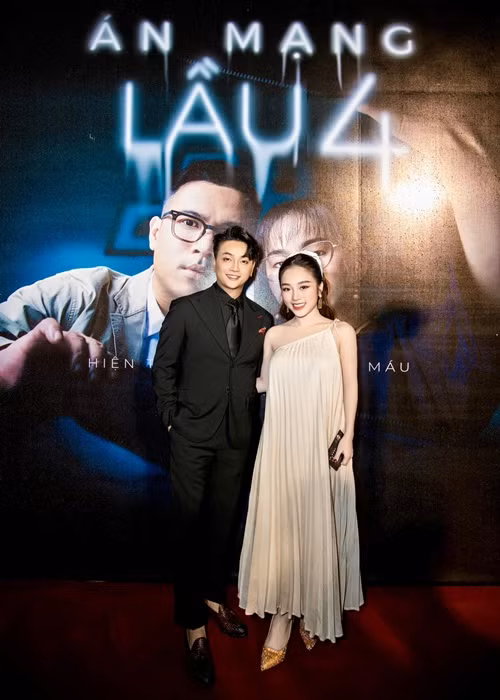 Nữ DJ diện váy lệch vai khi sánh đôi bên chồng tại sự kiện.