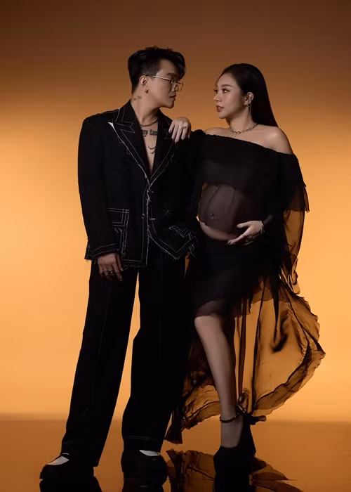 Vợ TiTi lần đầu khoe bụng bầu vượt mặt. Trước đó, cô thường diện trang phục rộng giấu vòng hai.