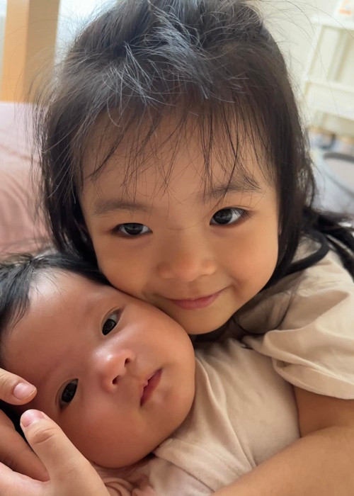 Hai con gái Trương Mỹ Nhân được nhận xét giống bố hơn mẹ.