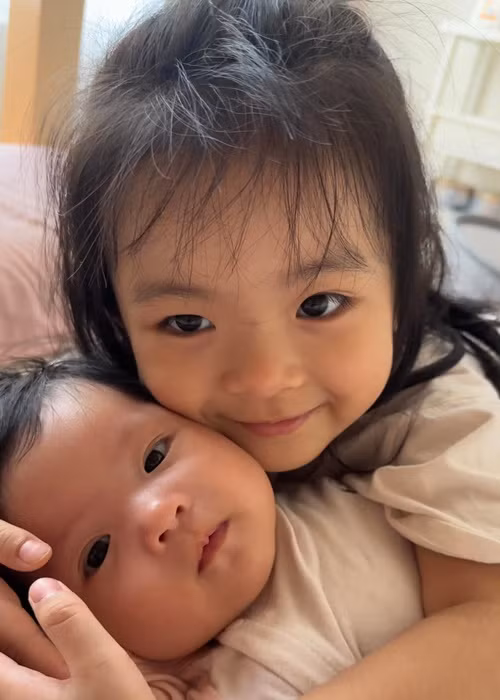 Hai con gái Trương Mỹ Nhân được nhận xét giống bố hơn mẹ.