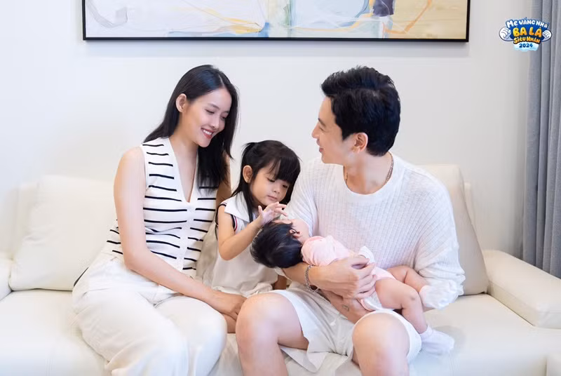 Sau khi Trương Mỹ Nhân sinh con gái thứ hai, cả gia đình nữ người mẫu chuyển đến một căn nhà mới, không gian rộng rãi, tiện nghi hơn.