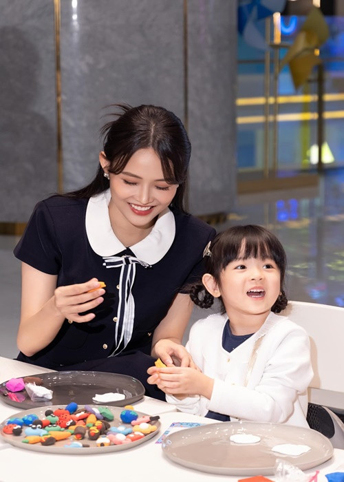 Mới 4 tuổi, bé Bona đã tỏ ra dạn dĩ trước ống kính máy ảnh.