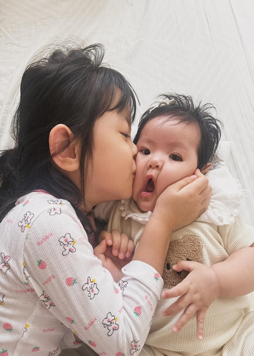 Bé Bona ra dáng chị, yêu thương cô em gái nhỏ.