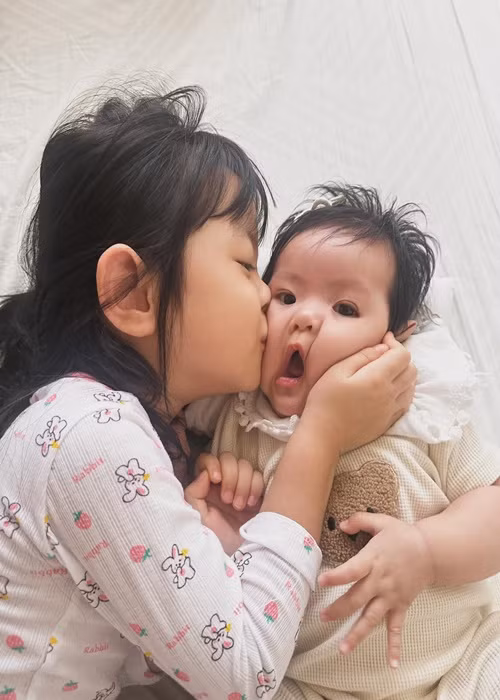 Bé Bona ra dáng chị, yêu thương cô em gái nhỏ.