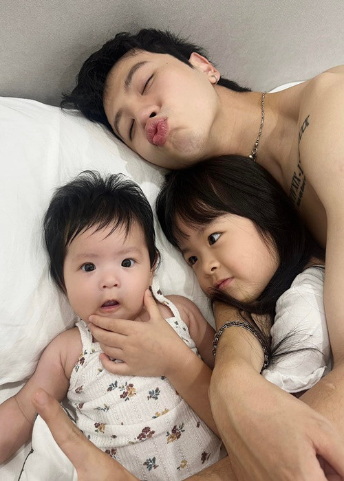 Bé Bona cùng Phí Ngọc Hưng đang tham gia chương trình Mẹ vắng nhà, ba là siêu nhân.