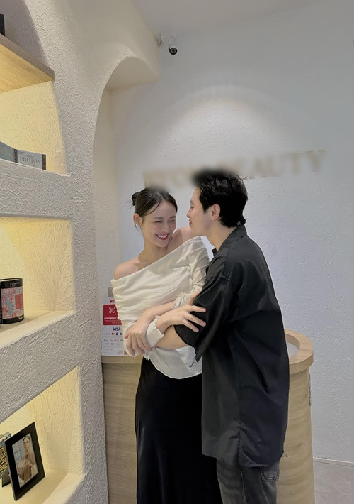 Sau khi tái hợp, tình cảm giữa Trương Mỹ Nhân và chồng trẻ ngày càng mặn nồng.