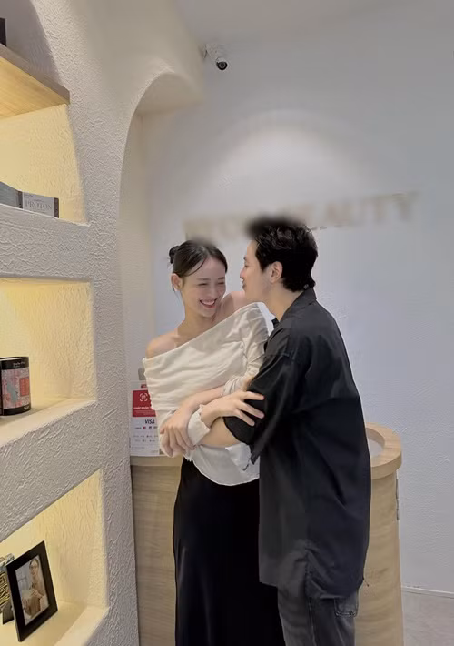 Sau khi tái hợp, tình cảm giữa Trương Mỹ Nhân và chồng trẻ ngày càng mặn nồng.