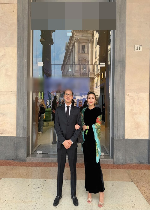 Doanh nhân Louis Nguyễn vừa chia sẻ hình ảnh bên Tăng Thanh Hà trong chuyến công tác. Cặp đôi mặc trang phục tông đen, khoác tay tình tứ.