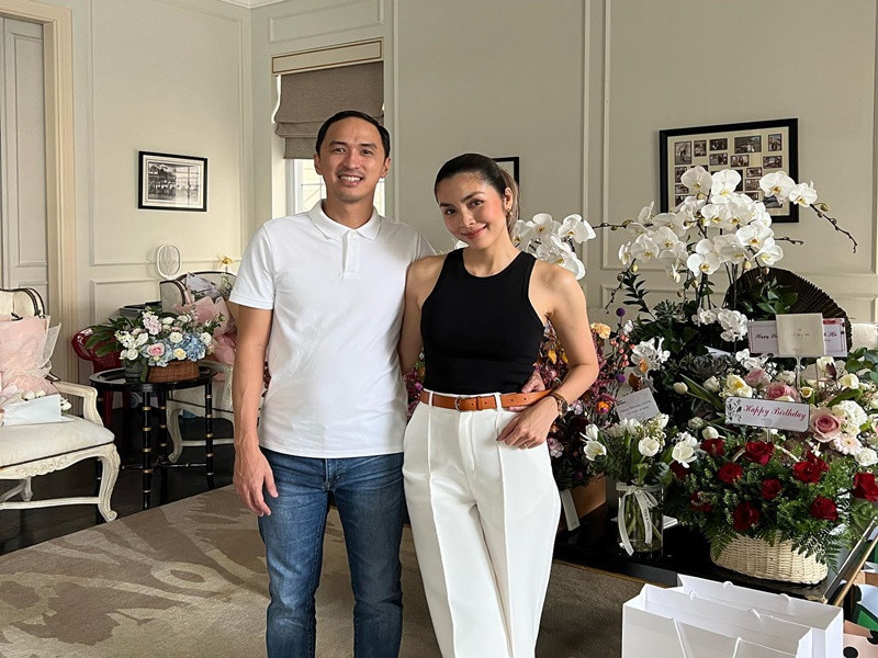 Cặp đôi đang sống cùng các con trong biệt thự trắng triệu đô.