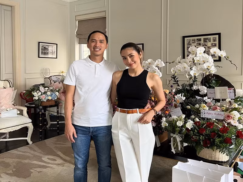 Cặp đôi đang sống cùng các con trong biệt thự trắng triệu đô.